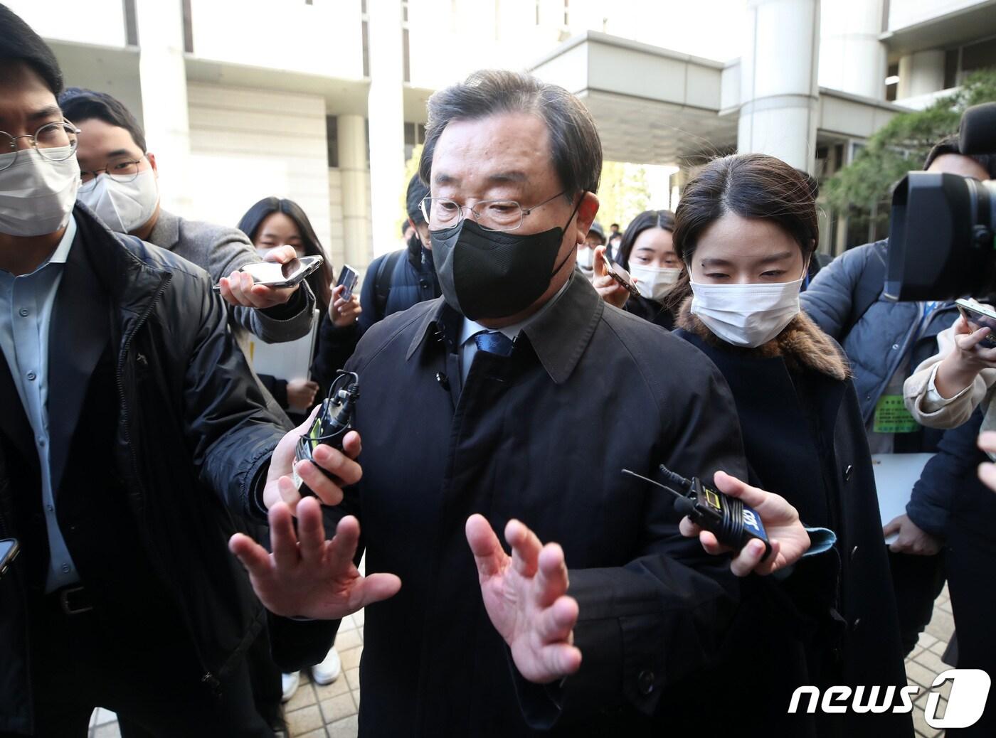 본문 이미지 - 4·16세월호참사 특별조사위원회(특조위) 설립과 활동을 방해한 혐의로 기소된 이병기 전 청와대 비서실장. 2023.2.1/뉴스1 ⓒ News1 구윤성 기자