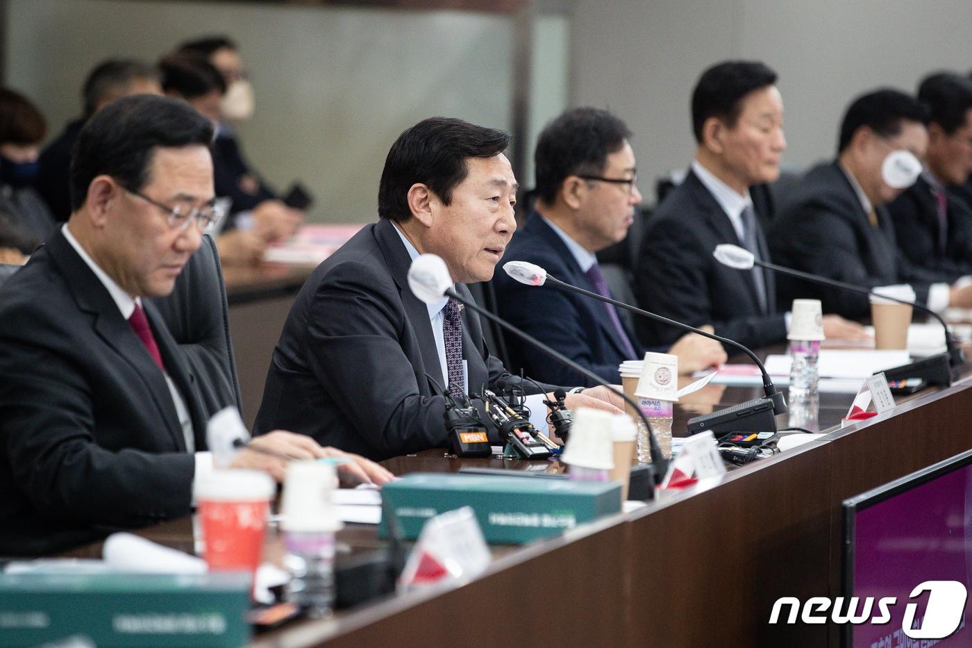 본문 이미지 - 김기문 중소기업중앙회장이 1일 서울 여의도 중소기업중앙회에서 열린 주호영 국민의힘 원내대표 간담회에서 모두 발언을 하고 있다. 2023.2.1/뉴스1 ⓒ News1 유승관 기자