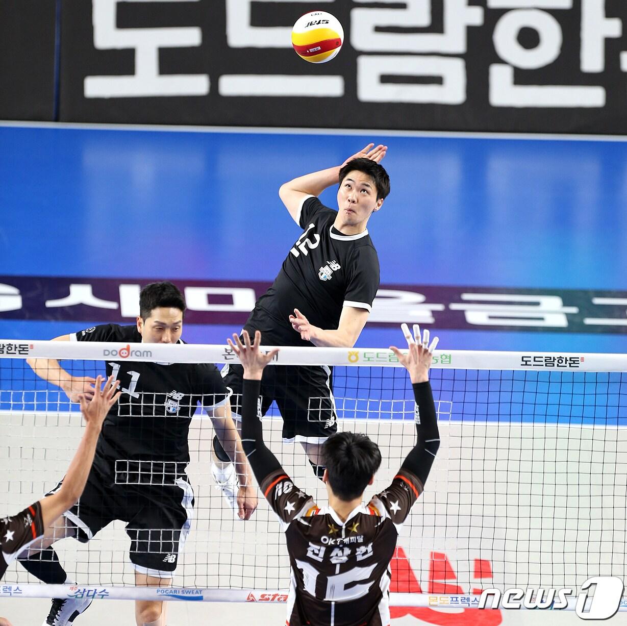본문 이미지 - 1일 천안 유관순체육관에서 열린 남자 프로배구 도드람 V리그 2022-2023시즌 현대캐피탈과 OK금융그룹 경기에서 현대캐피탈 전광인이 공격하고 있다. (현대캐피탈 배구단 제공) 2023.2.1/뉴스1