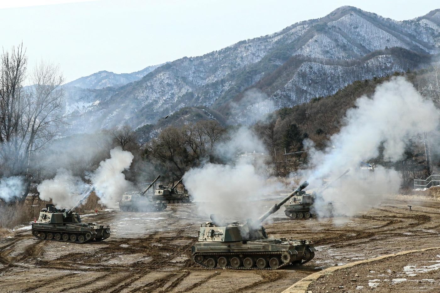 본문 이미지 - 9일 강원도 인제에서 육군 12사단 K-9 자주포가 실사격 훈련을 하고 있다.(12사단 제공)