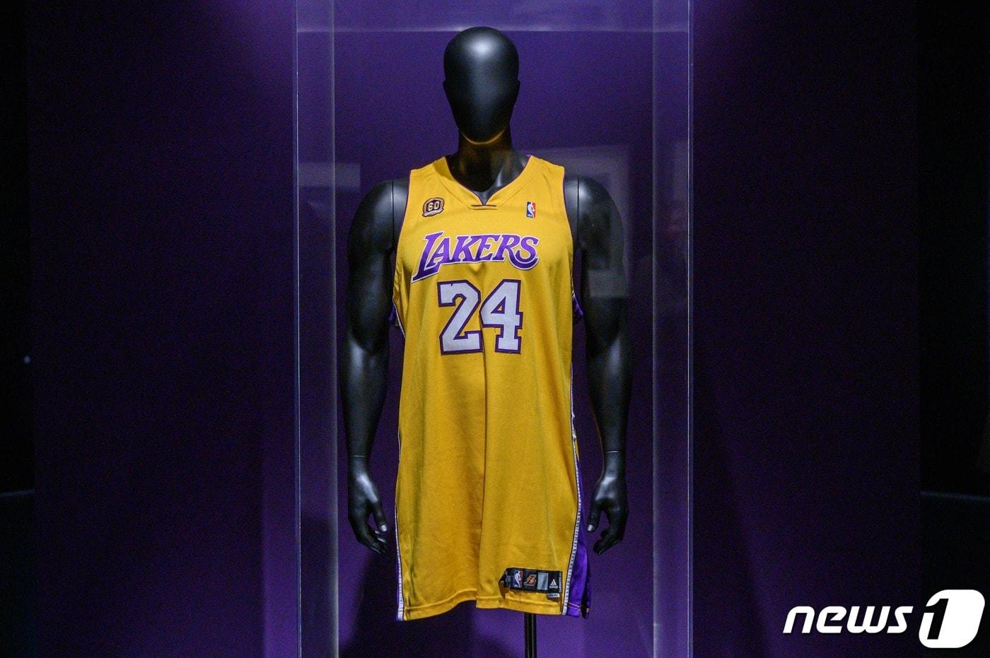 본문 이미지 - 코비 브라이언트 유니폼. ⓒ AFP=뉴스1
