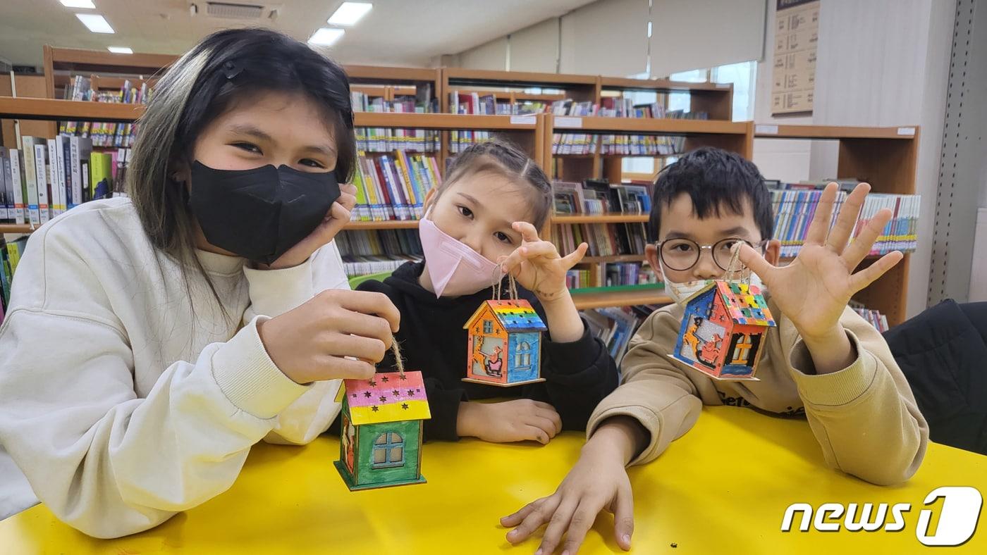 청주 봉명초등학교는 지역 이주민이 많은 봉명동의 특성을 고려한 맞춤형 교육으로 이주민 학생의 학교생활 적응애 큰 도움을 주고 있다.(충북교육청 제공)/ 뉴스1