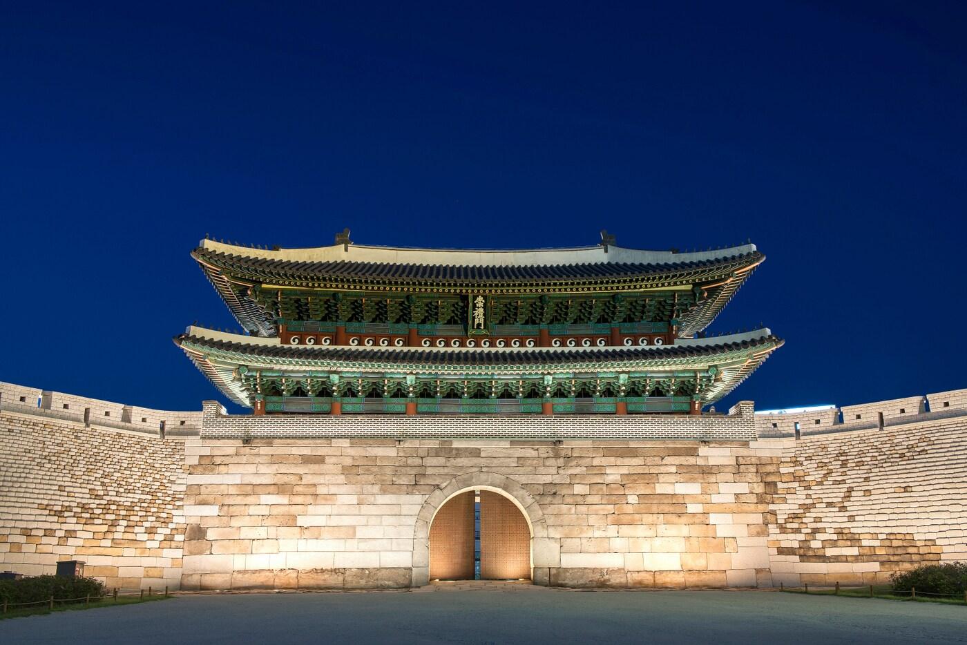 본문 이미지 - 야간 경관조명이 켜진 숭례문의 모습. (문화재청 제공) 