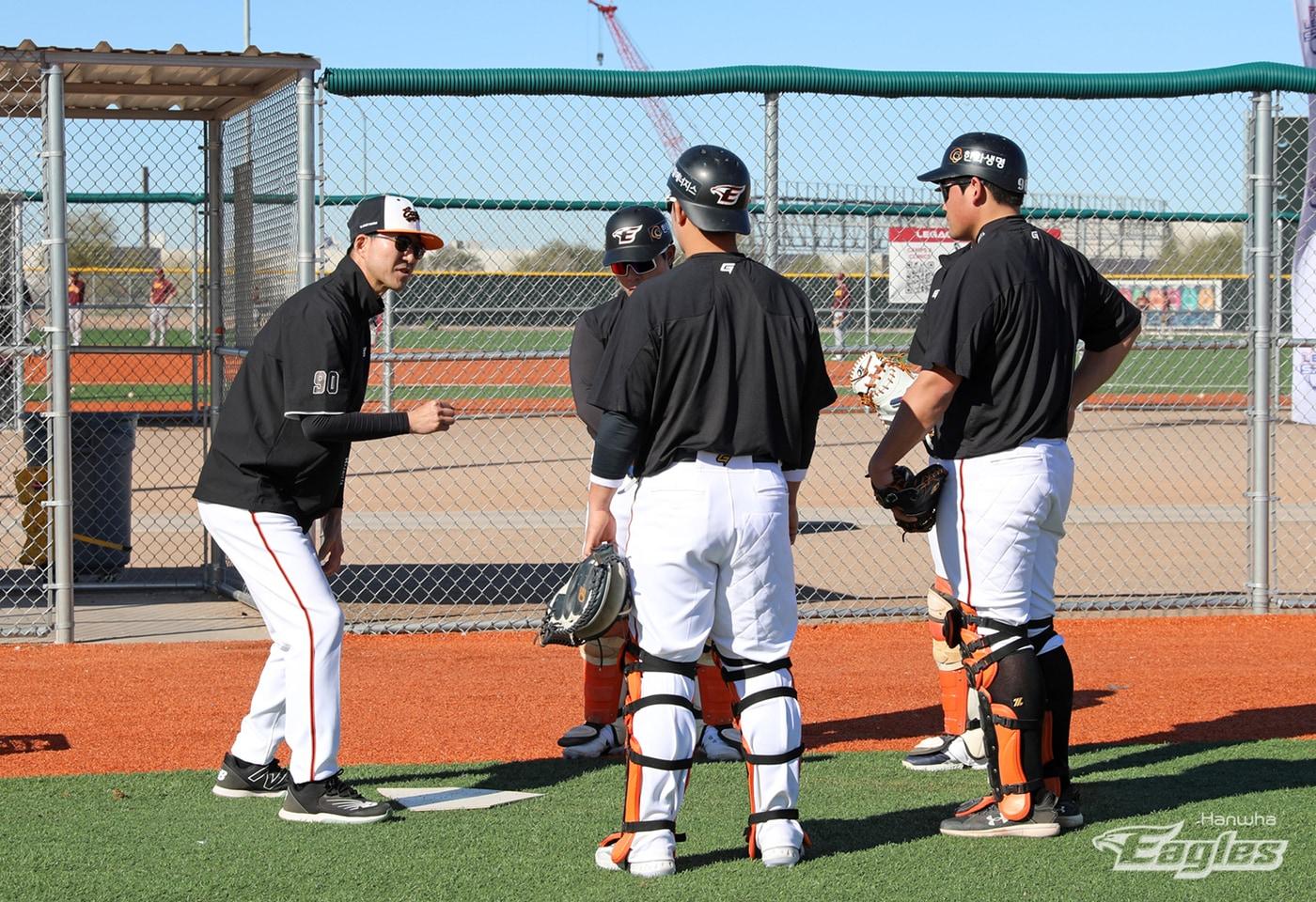  미국 애리조나 전지훈련에서 선수들에게 코칭 중인 김정민 코치(맨 왼쪽) (한화 이글스 제공)