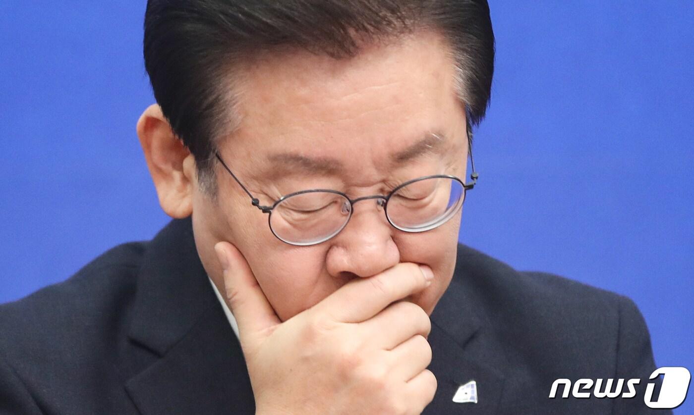 본문 이미지 - 이재명 더불어민주당 대표가 10일 오전 서울 여의도 국회에서 열린 최고위원회의에서 생각에 잠겨 있다. 2023.2.10/뉴스1 ⓒ News1 허경 기자