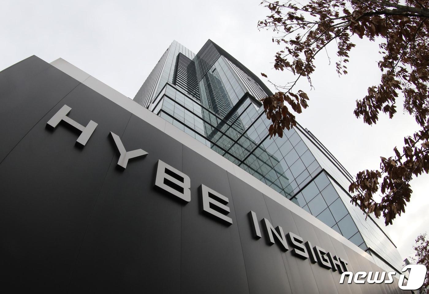 그룹 방탄소년단(BTS)을 배출한 가요 기획사 하이브가 SM엔터테인먼트를 전격 인수한다. 하이브는 이수만 SM 대주주가 보유한 지분 14.8%를 4228억 원에 인수한다고 10일 공시했다. 이에 따라 SM의 최대 주주로 등극하게 된다. 아울러 하이브는 SM 소액 주주가 보유한 지분 공개매수에도 나선다고 밝혔다. 사진은 이날 서울 용산구에 위치한 하이브 사옥 모습. 2023.2.10/뉴스1 ⓒ News1 송원영 기자