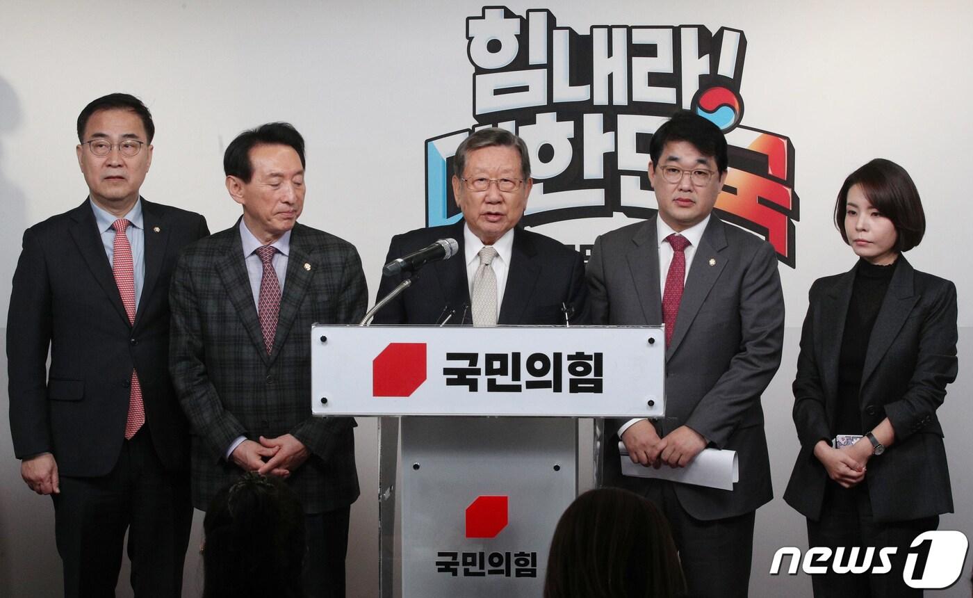 본문 이미지 - 유흥수 국민의힘 전당대회 선거관리위원장이 10일 서울 여의도 국민의힘 당사에서 제3차 전당대회 당대표 및 최고위원 선거 본경선 진출자를 발표하고 있다. (공동취재) 2022.2.10/뉴스1 ⓒ News1 허경 기자