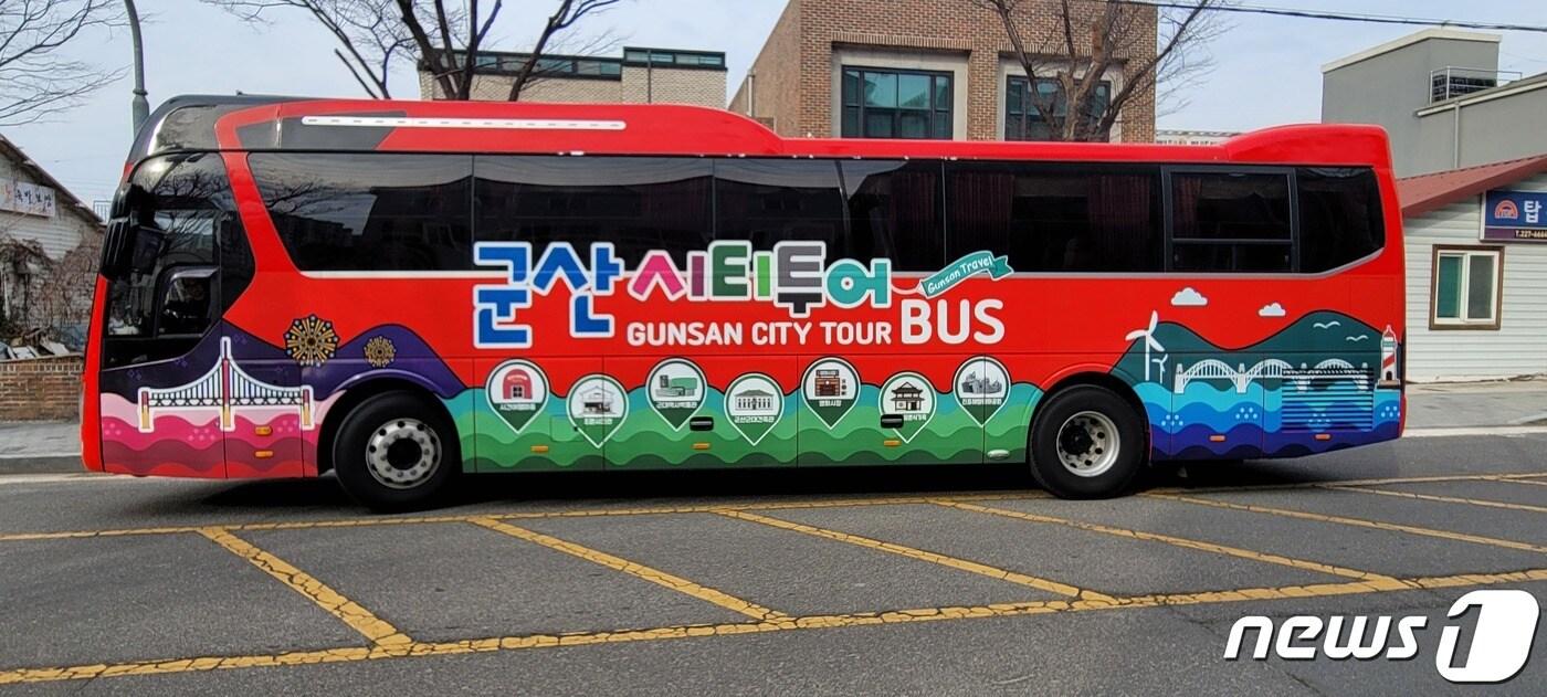 본문 이미지 - 군산시티투어버스가 2월부터 고군산군도와 근대문화유산 지역의 코스를 운행한다.(군산시제공) 2023.2.10/뉴스1