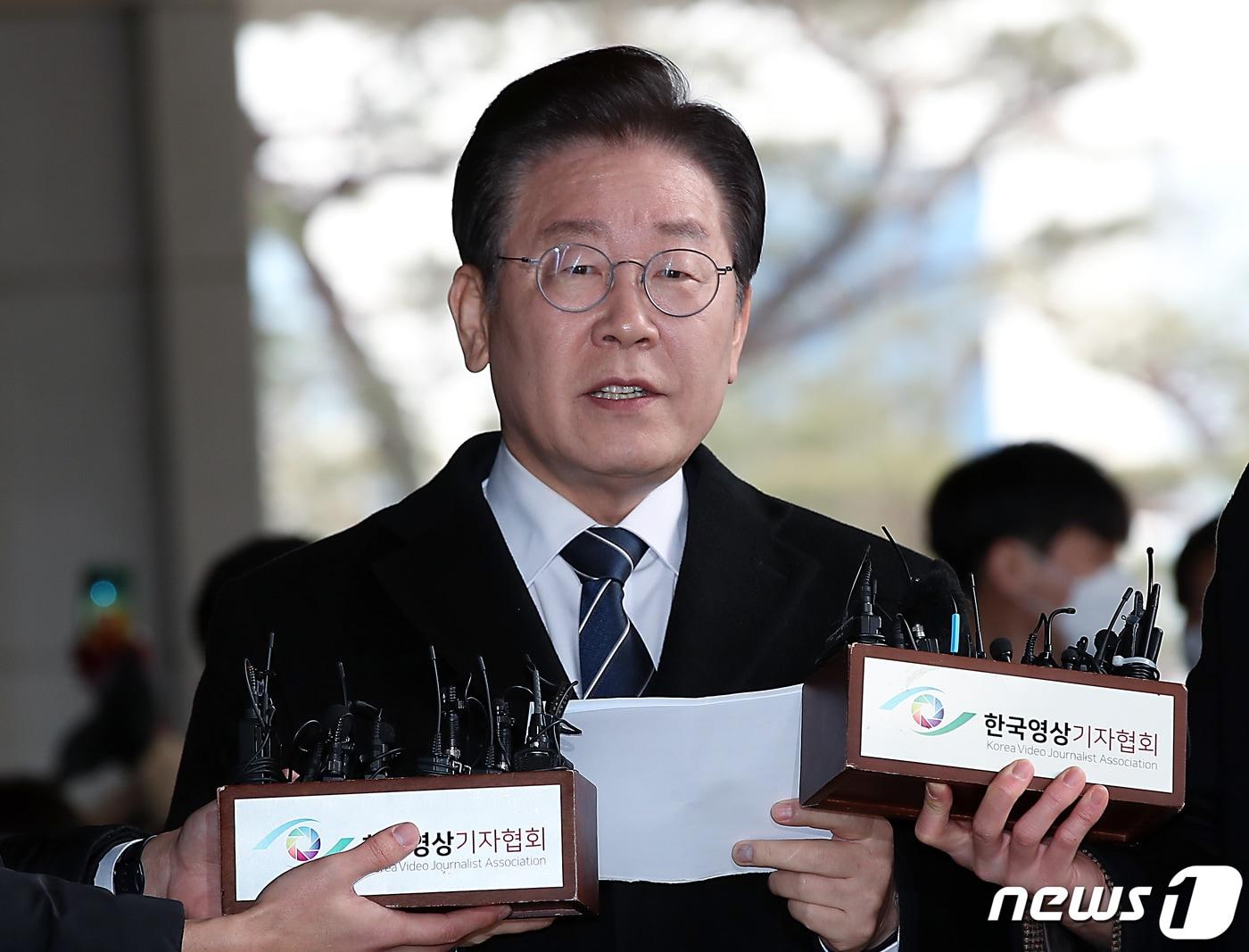 본문 이미지 - 이재명 더불어민주당 대표가 대장동 개발 특혜 의혹 사건 관련 2차 검찰 조사를 받기 위해 10일 오전 서울 서초구 서울중앙지방검찰청에 출석해 입장을 밝히고 있다. 2023.2.10/뉴스1 ⓒ News1 박정호 기자