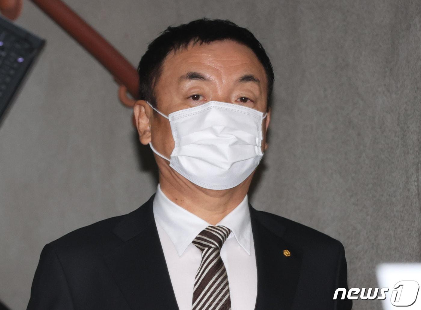 본문 이미지 - 회사 주가 조작 혐의를 받는 권오수 도이치모터스 전 회장이 10일 오전 서울 서초구 서울중앙지방법원에서 열린 1심 선고 공판에서 징역 2년에 집행유예 3년과 벌금 3억원을 선고 받은 뒤 법원을 나서고 있다.&#40;공동취재&#41; 2023.2.10/뉴스1 ⓒ News1 민경석 기자