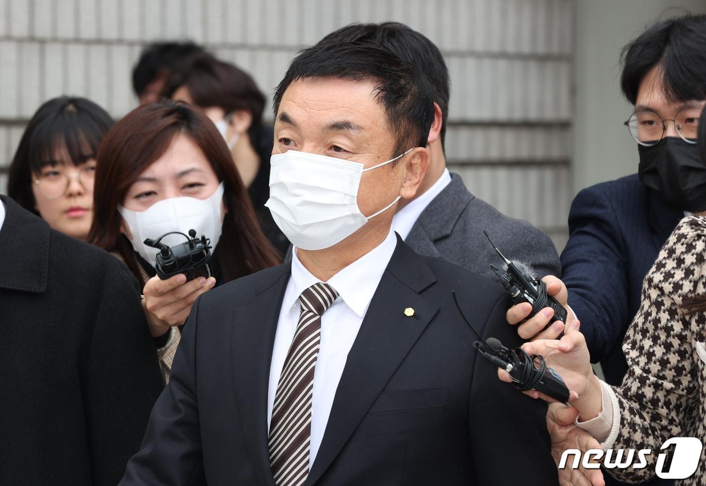 회사 주가 조작 혐의를 받는 권오수 도이치모터스 전 회장이 10일 오전 서울 서초구 서울중앙지방법원에서 열린 1심 선고 공판에서 징역 2년에 집행유예 3년과 벌금 3억원을 선고 받은 뒤 법원을 나서고 있다.(공동취재) 2023.2.10/뉴스1 ⓒ News1 민경석 기자