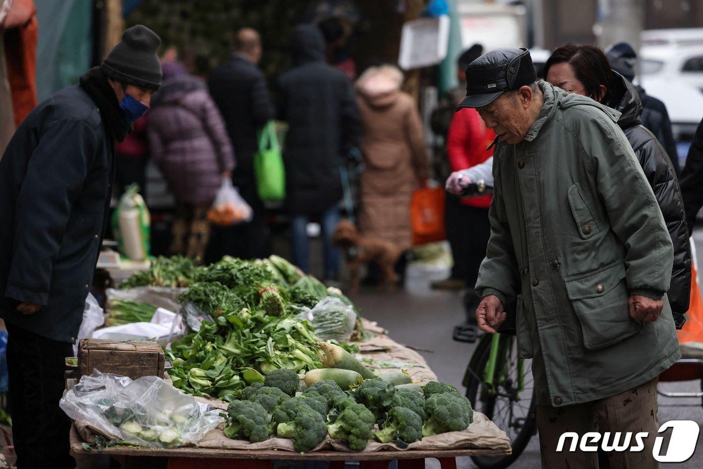 본문 이미지 - 중국 랴오닝성의 한 시장에서 장을 보는 주민들. ⓒ AFP=뉴스1