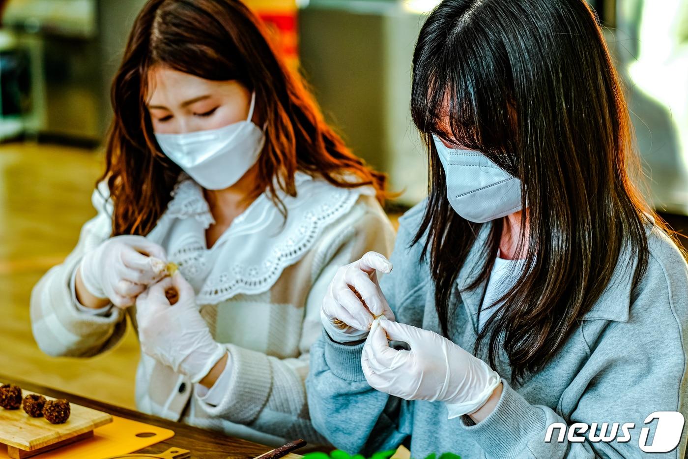 본문 이미지 - 충북 증평군 삼기조아유체험휴양마을 인삼꽃정과 만들기 체험 프로그램.(증평군 제공) / 뉴스1