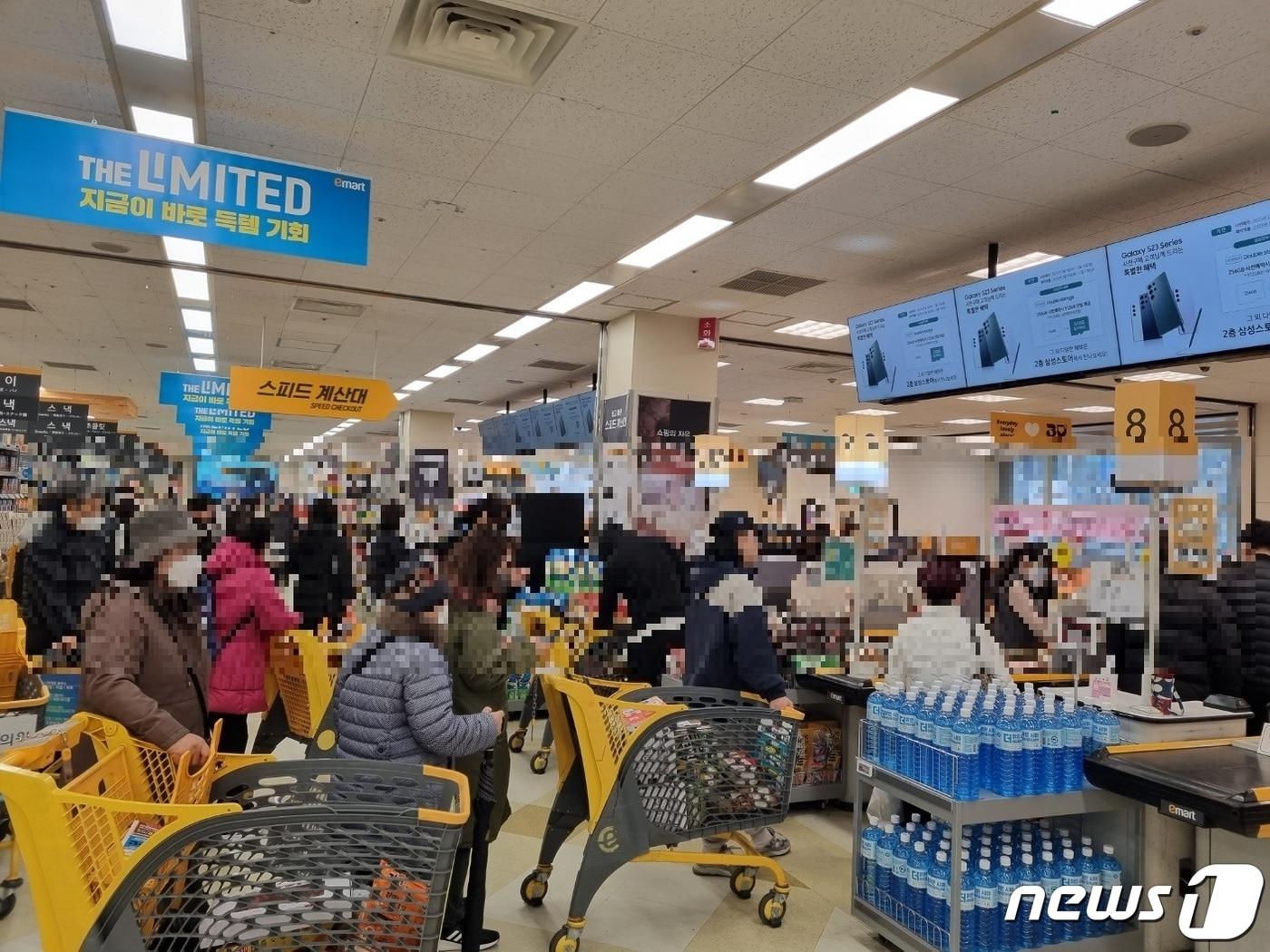 본문 이미지 - 10일 낮 12시께 찾은 경기 남양주시 한 대형마트에서 방문객들이 마스크를 쓴 채 계산대 앞에 줄서있다.2023.02.10./뉴스1 양희문 기자 