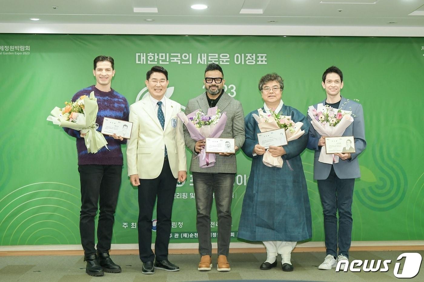 본문 이미지 - 10일  (재)순천만국제정원박람회조직위원회가 서울 프레스센터에서 D-50 '프레스데이'를 개최하고 홍보대사를 위촉했다.왼쪽부터 알베르토 몬디, 노관규 시장, 럭키, 배일동, 다니엘 린데만 순(순천시 제공)2023.2.10/