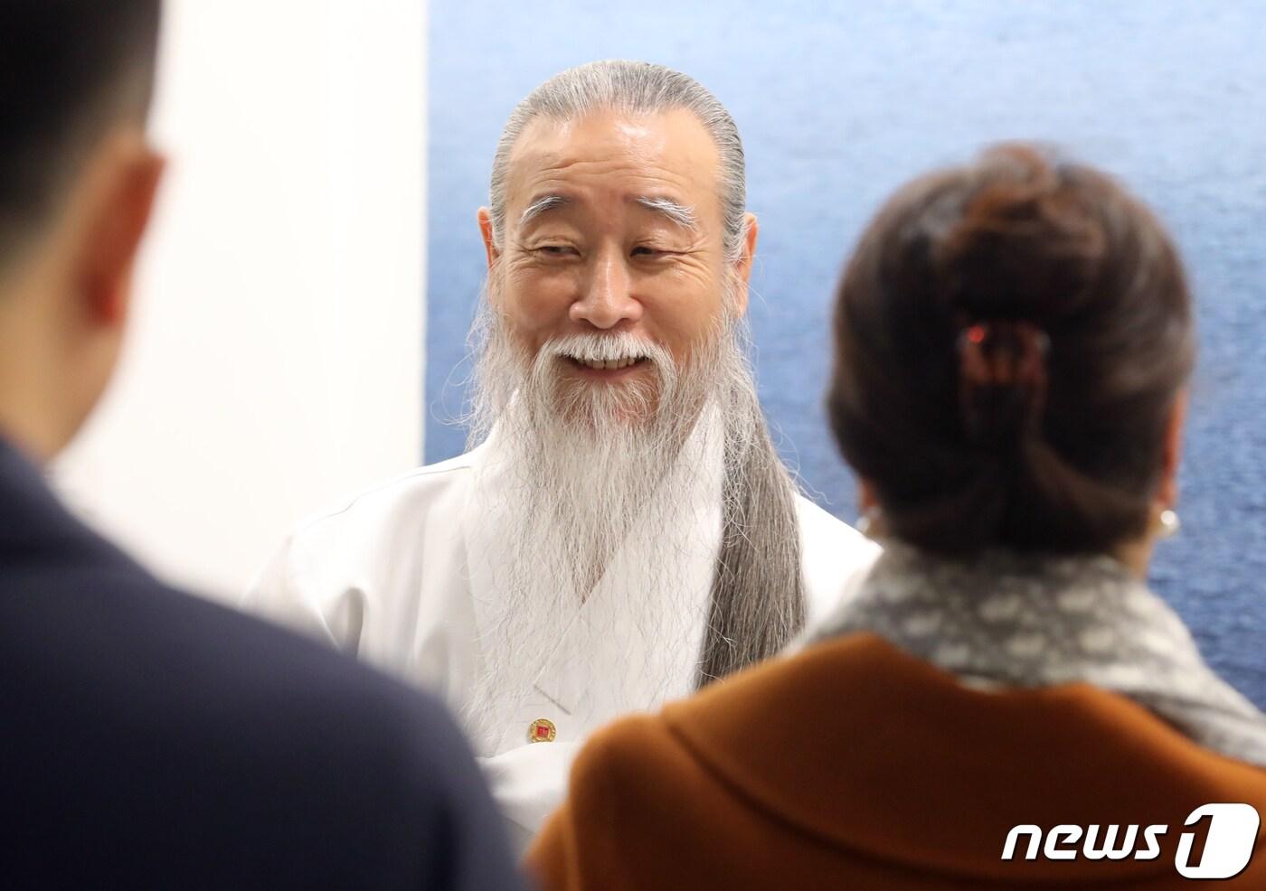 본문 이미지 - 대통령실의 용산 이전 과정에서 육군참모총장 관저와 국방부 영내 육군 서울사무소를 답사했다는 의혹을 받고 있는 역술인 천공이 10일 서울 강남구 코엑스에서 열린 서울국제아트엑스포 2023(WAE, World Art Expo)를 찾은 시민들과 대화를 나누고 있다. 2023.2.9/뉴스1 ⓒ News1 김진환 기자