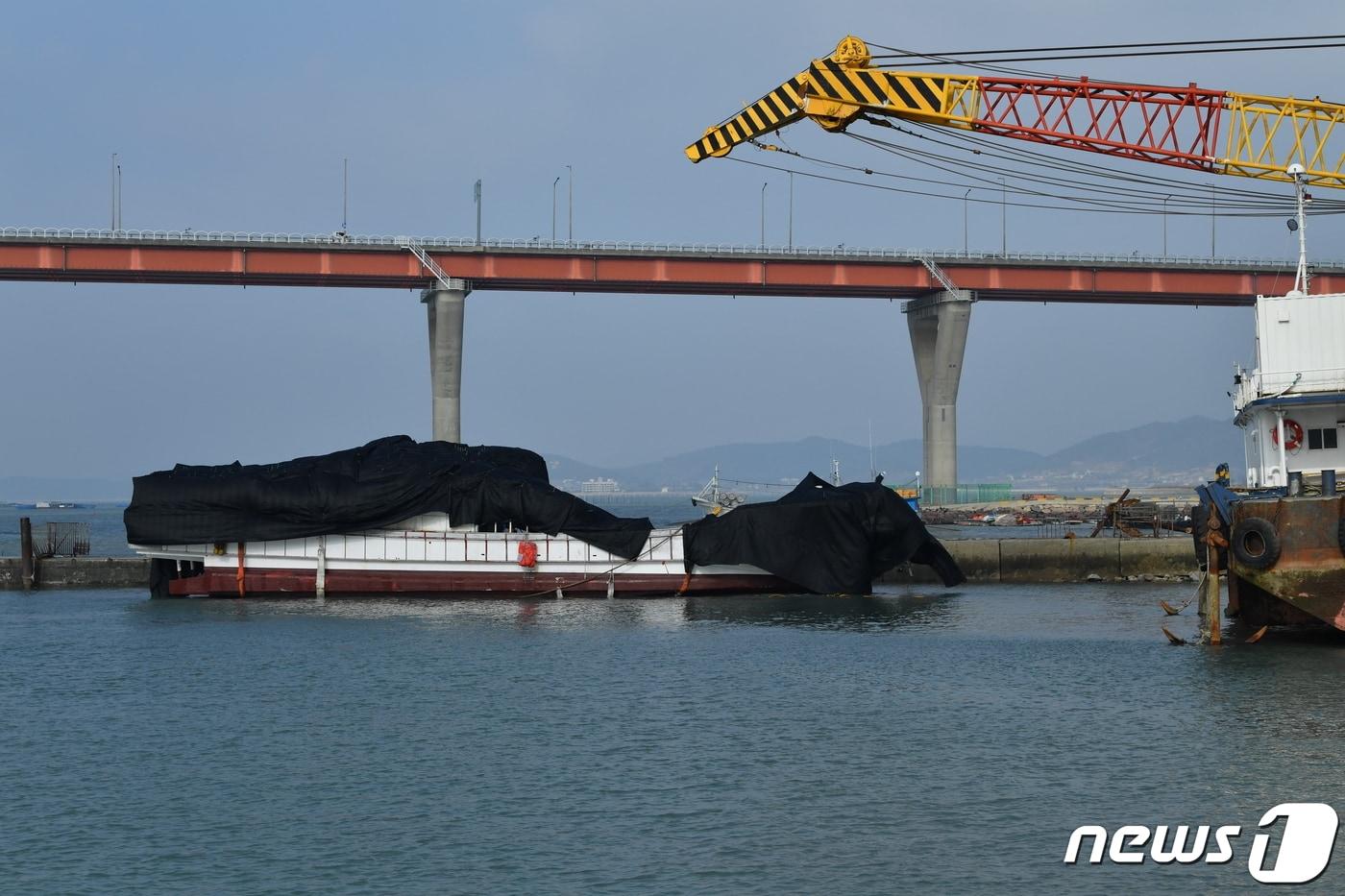 본문 이미지 - 전복 사고가 발생한 24톤급 근해통발어선 '청보호'가 10일 오후 전남 목포시 연산동의 한 조선소에 들어오고 있다. 청보호는 지난 4일 오후 11시19분쯤 전남 신안군 대비치도 서쪽 16.6㎞ 해상에서 전복됐다. 2023.2.10/뉴스1 ⓒ News1 이수민 기자