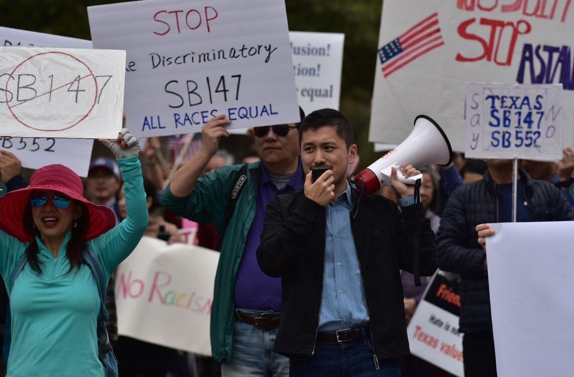 본문 이미지 - 3일(현지시간) 텍사스 휴스턴에서 중국계 미국인들이 텍사스주 의회에 발의된 중국인 부동산 구매 제한 법안에 반대하는 시위를 벌이고 있다. (트위터 'AALC' 갈무리) 2023.2.3.