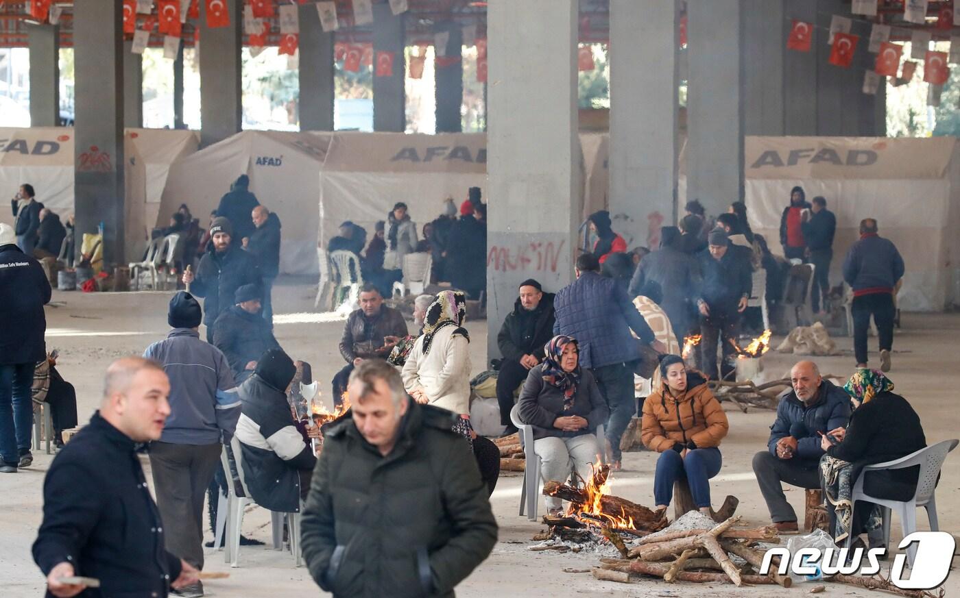 10일(현지시간) 튀르키예 아다나 시내 지진 피해 현장 인근에 마련된 임시 숙소에서 이재민들이 생활하고 있다. 2023.2.10/뉴스1 ⓒ News1 김도우 기자