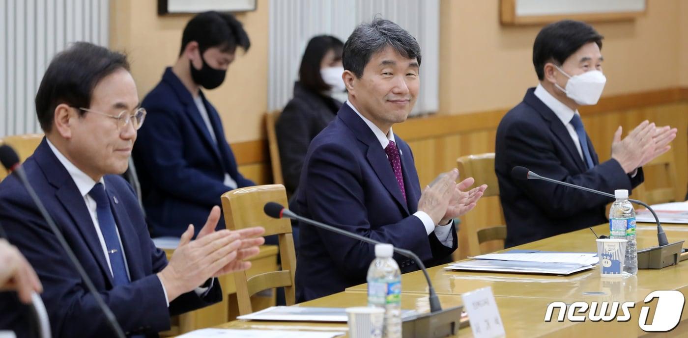 본문 이미지 - 이주호 사회부총리 겸 교육부 장관(가운데)이 10일 전북 전주시 상산고등학교에서 열린 현장 간담회에 참석해 박수를 치고 있다. 2023.2.10/뉴스1 ⓒ News1 유경석 기자