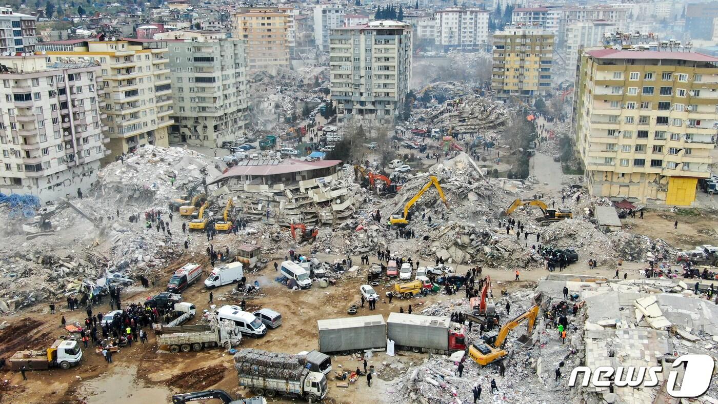 10일(현지시간) 튀르키예 카라만마라슈 지진피해 현장에서 구조 및 복구작업이 진행되고 있다. 2023.2.10/뉴스1 ⓒ News1 김도우 기자