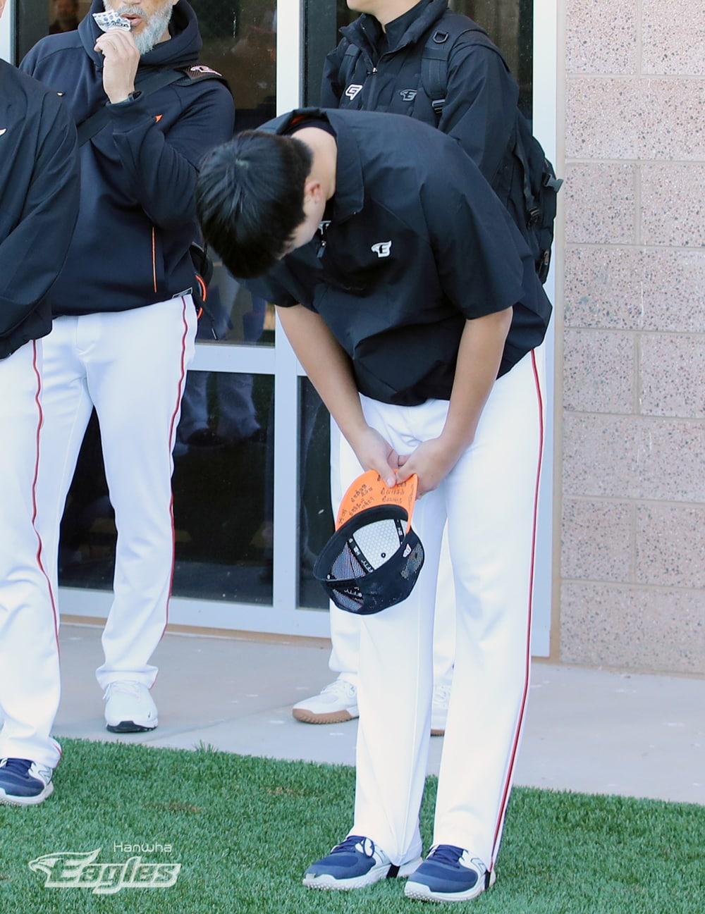 본문 이미지 - 한화 이글스 신인 투수 김서현이 11일(한국시간) 미국 애리조나주 메사의 벨뱅파크에서 SNS 험담 논란에 대해 공식 사과했다.(한화 이글스 제공)