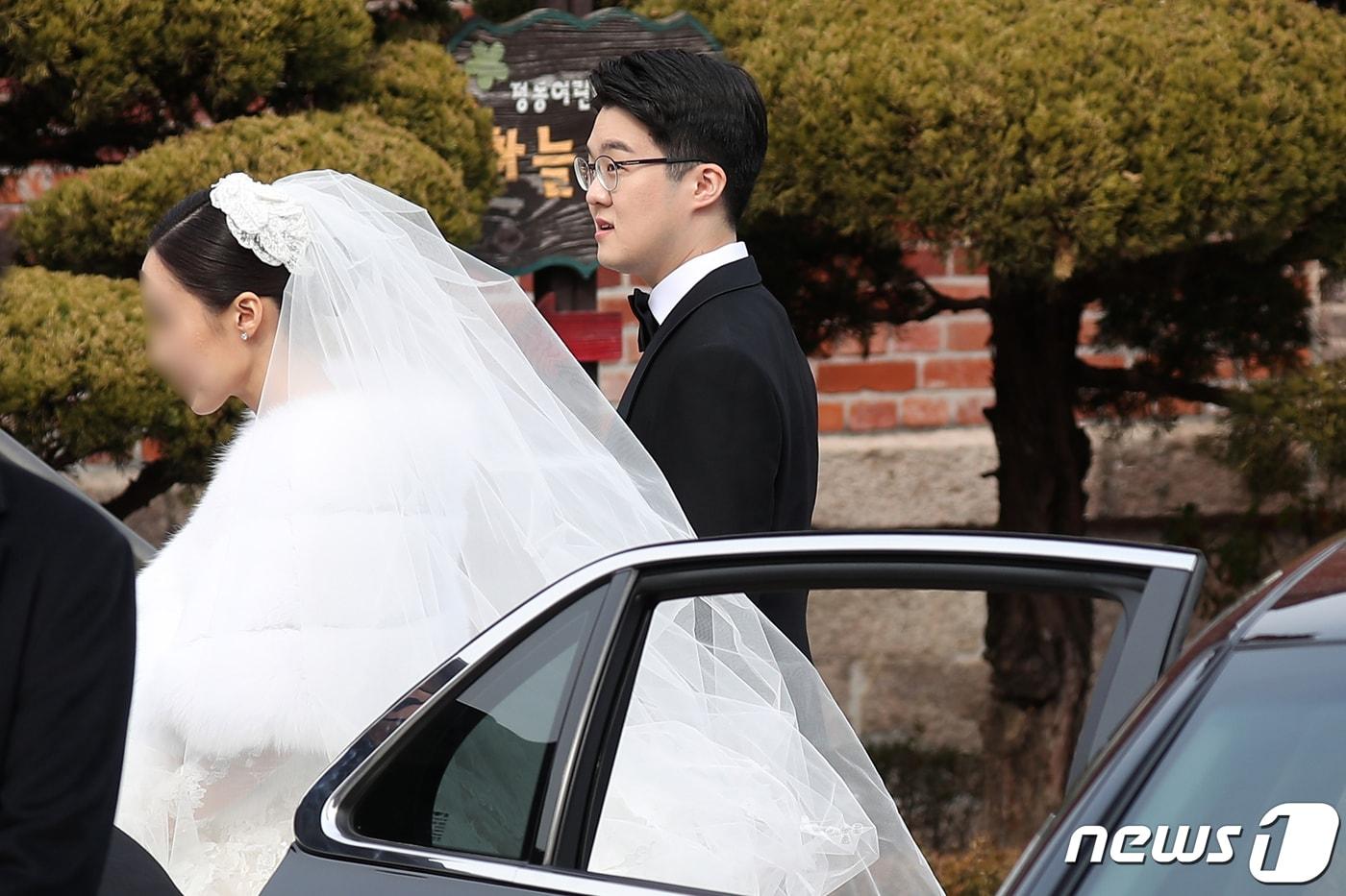 정몽규 HDC그룹 회장의 장남 정준선 카이스트 교수가 11일 오후 서울 중구 정동제일교회에 신부와 함께 도착해 결혼식장으로 향하고 있다. 2023.2.11/뉴스1 ⓒ News1 민경석 기자