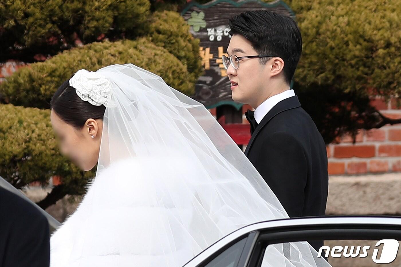 정몽규 HDC그룹 회장의 장남 정준선 카이스트 교수가 11일 오후 서울 중구 정동제일교회에 신부와 함께 도착해 결혼식장으로 향하고 있다. 2023.2.11/뉴스1 ⓒ News1 민경석 기자