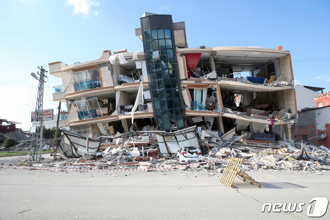 11일(현지시간) 튀르키예 이스켄데룬 시내 한 건물이 지진으로 인해 무너져 있다. 2023.2.11/뉴스1 ⓒ News1 김도우 기자