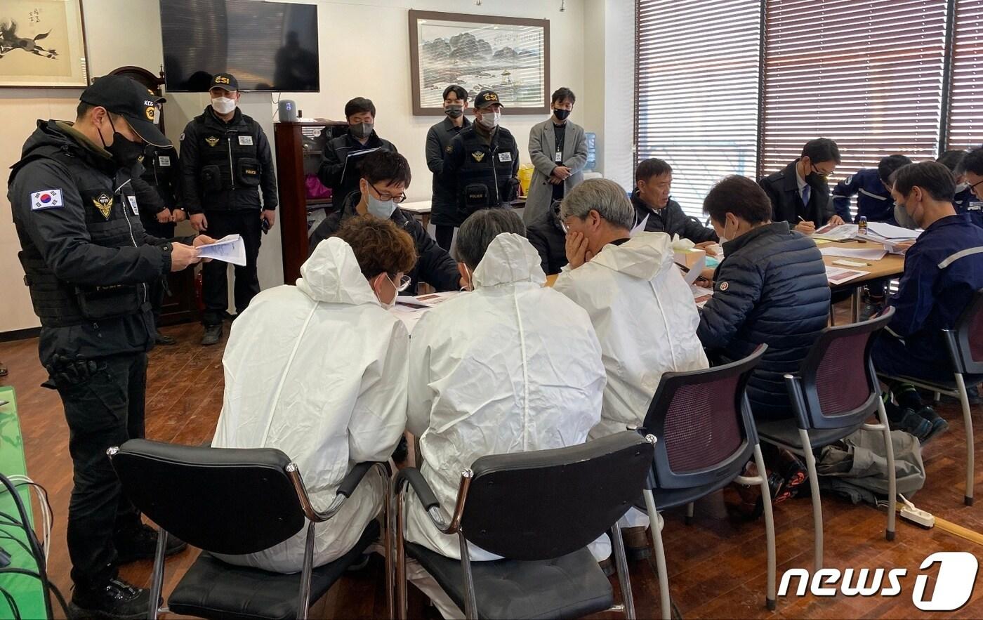 본문 이미지 - 10일 국립과학수사연구원과 서해지방해양경찰청, 목포해양경찰서 등 6개 기관이 합동으로 청보호 정밀감식 전 회의를 진행하고 있다. (목포해경 제공) 2023.2.11/뉴스1 ⓒ News1 이수민 기자