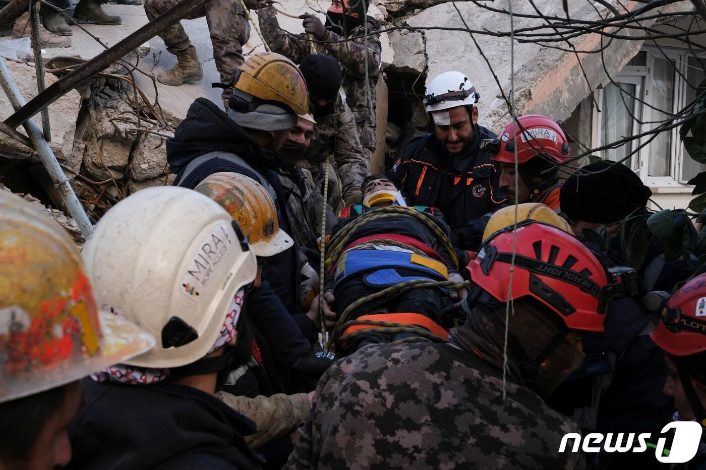 규모 7.8 강진이 발생한 지 닷새째인 10일(현지시간) 튀르키예 하타이에서 현지 구조 대원들이 건물 잔해에 깔려 있던 압둘 하미드(19)를 구출해 들것에 실어 이송하고 있다. 2023.2.10. ⓒ 로이터=뉴스1 ⓒ News1 김성식 기자