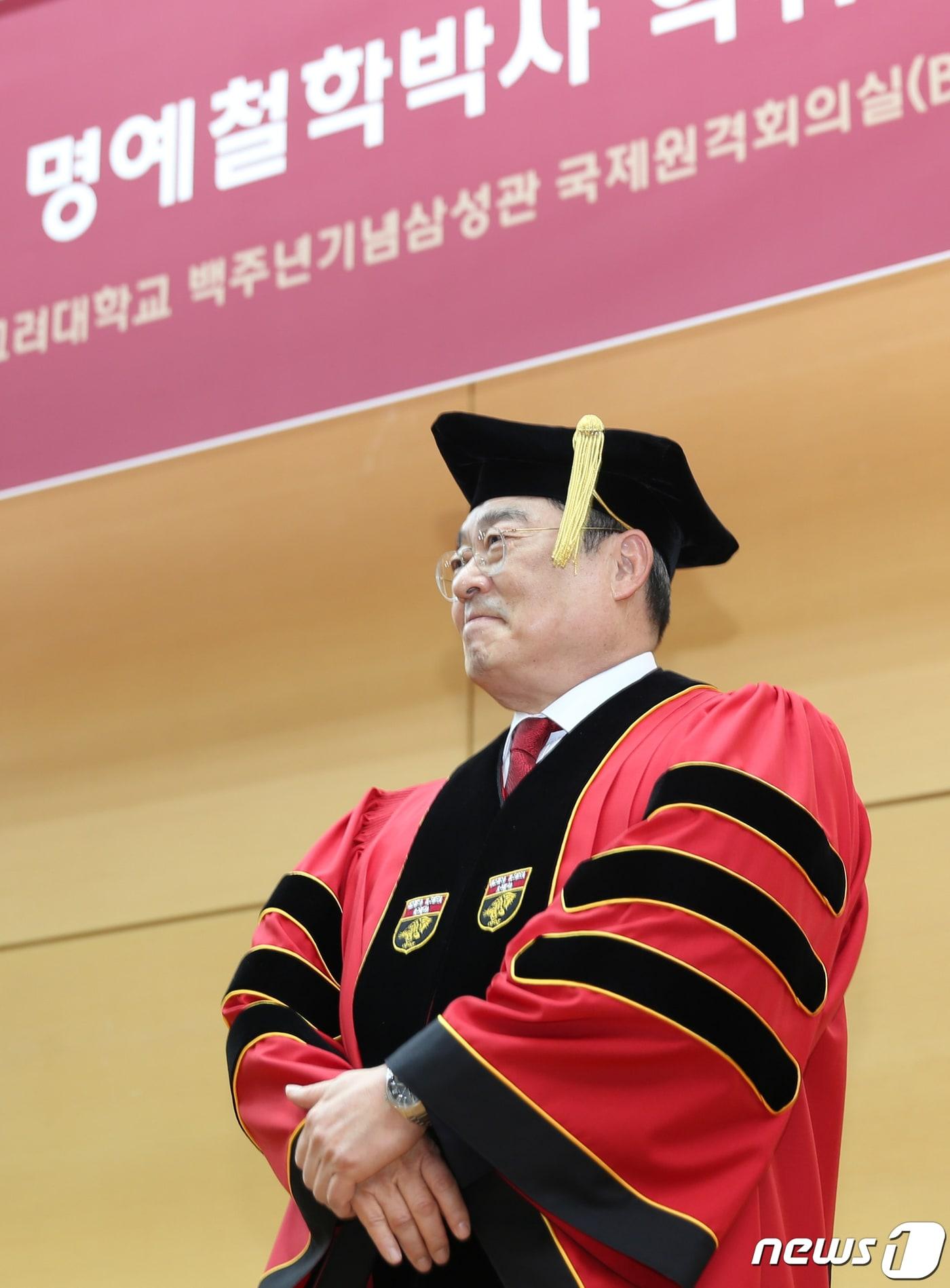 본문 이미지 - 구자열 LS그룹 이사회 의장(한국 무역협회 회장)이 지난 2월 모교인 서울 성북구 안암동 고려대 백주년기념삼성관에서 고려대학교 명예 철학박사 학위를 받고 있다. (LS 제공) 2023.2.12/뉴스1