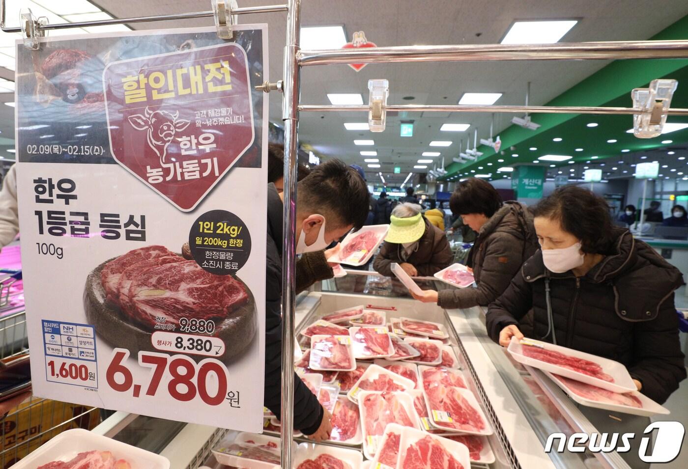 한우 도매가격 하락으로 한우 농가 피해가 커지면서 정부가 농협에서 전국 평균가보다 20% 낮은 가격에 소고기를 판매하도록 지원한다. 2023.2.12/뉴스1 ⓒ News1 신웅수 기자