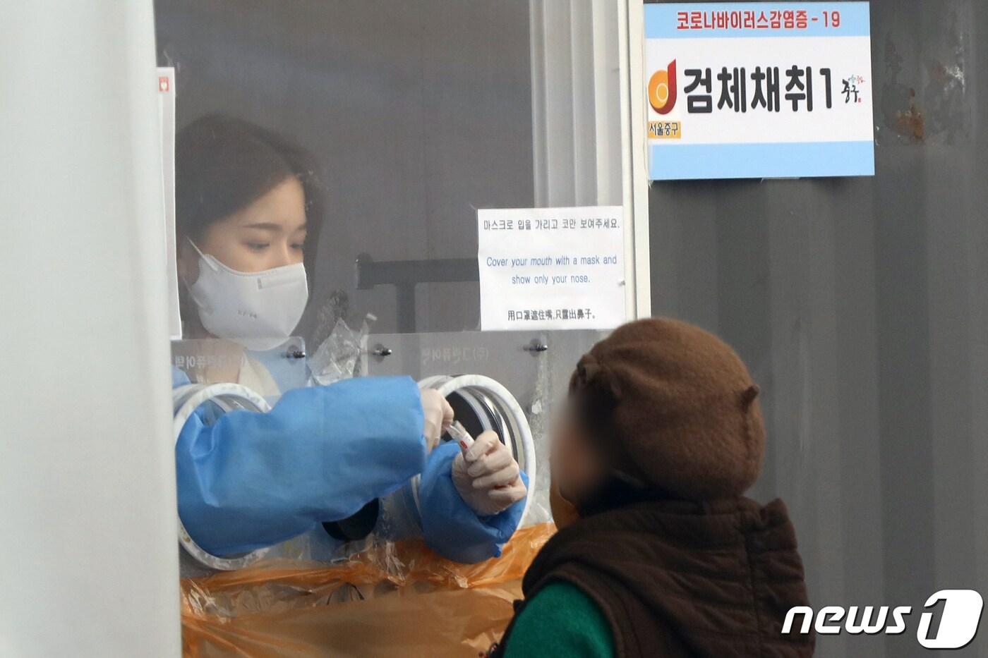 본문 이미지 - 12일 오후 서울 중구 서울역광장에 마련된 신종 코로나바이러스 감염증(코로나19) 임시선별진료소에서 시민이 검사를 받고 있다. 2023.2.12/뉴스1 ⓒ News1 황기선 기자