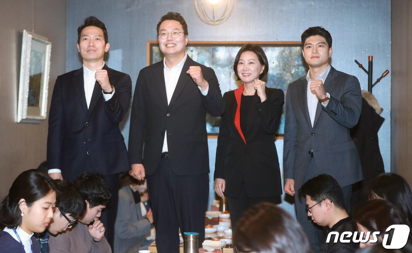 친이준석계 국민의힘 3·8전당대회 후보들이 12일 서울 여의도 한 식당에서 취재진과 오찬간담회에 앞서 기념 촬영을 하고 있다. 왼쪽부터 이기인 청년최고위원 후보, 천하람 당대표 후보, 허은아, 김용태 최고위원 후보. (공동취재) 2023.2.12/뉴스1 ⓒ News1 유승관 기자