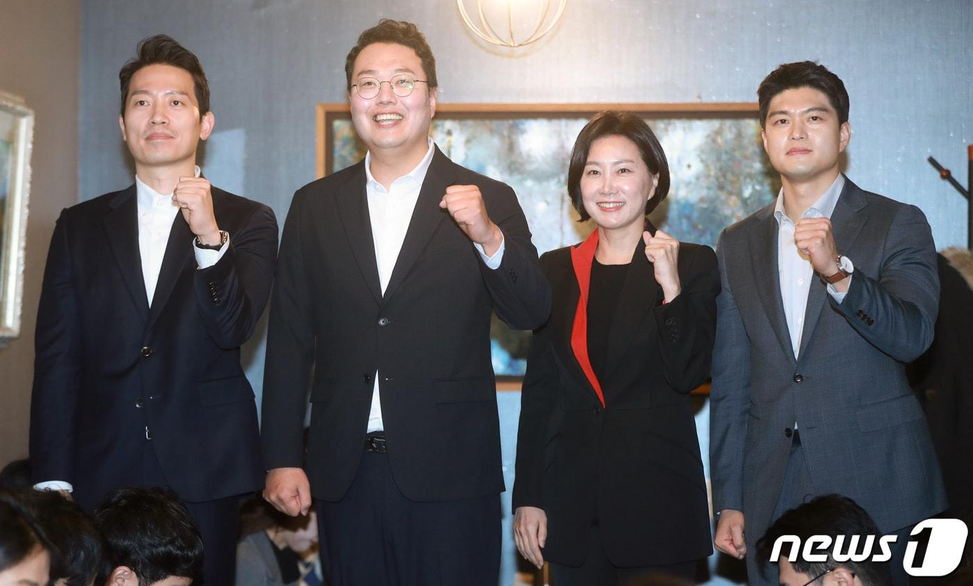 친이준석계 국민의힘 3·8전당대회 후보들이 12일 서울 여의도 한 식당에서 취재진과 오찬간담회에 앞서 기념 촬영을 하고 있다. 왼쪽부터 이기인 청년최고위원 후보, 천하람 당대표 후보, 허은아, 김용태 최고위원 후보. (공동취재) 2023.2.12/뉴스1 ⓒ News1 유승관 기자