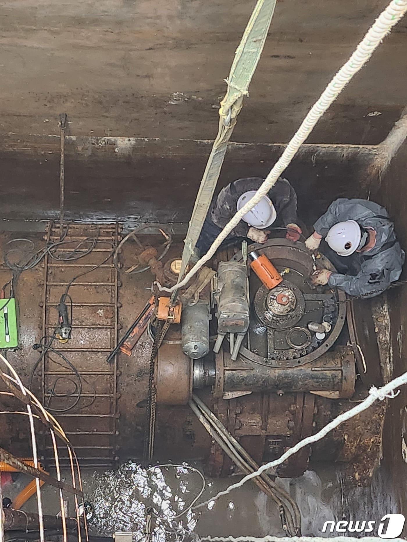 본문 이미지 - 12일 광주 덕남정수장의 정수지 밸브가 고장나 단수 현상을 겪는 가운데 작업자들이 고장난 밸브를 여는 작업을 하고 있다. 2023.2.12./뉴스1