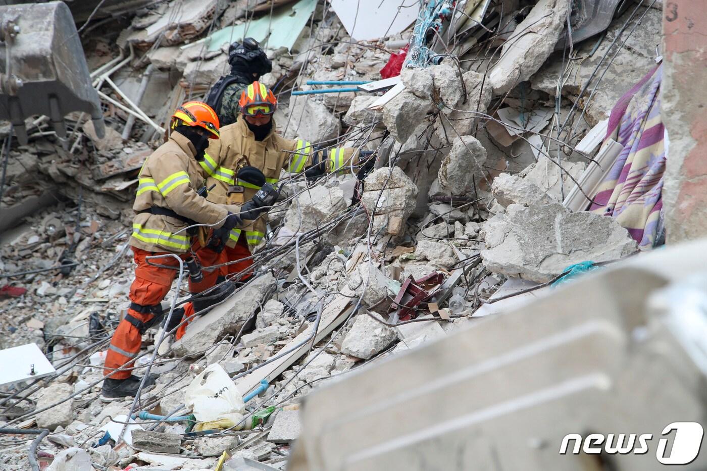 12일 오전(현지시간) 튀르키예 하타이 주 안타키아 지진 피해 현장에서 대한민국긴급구호대(KDRT)가 구조활동을 하고 있다. 2023.2.12/뉴스1 ⓒ News1 김도우 기자