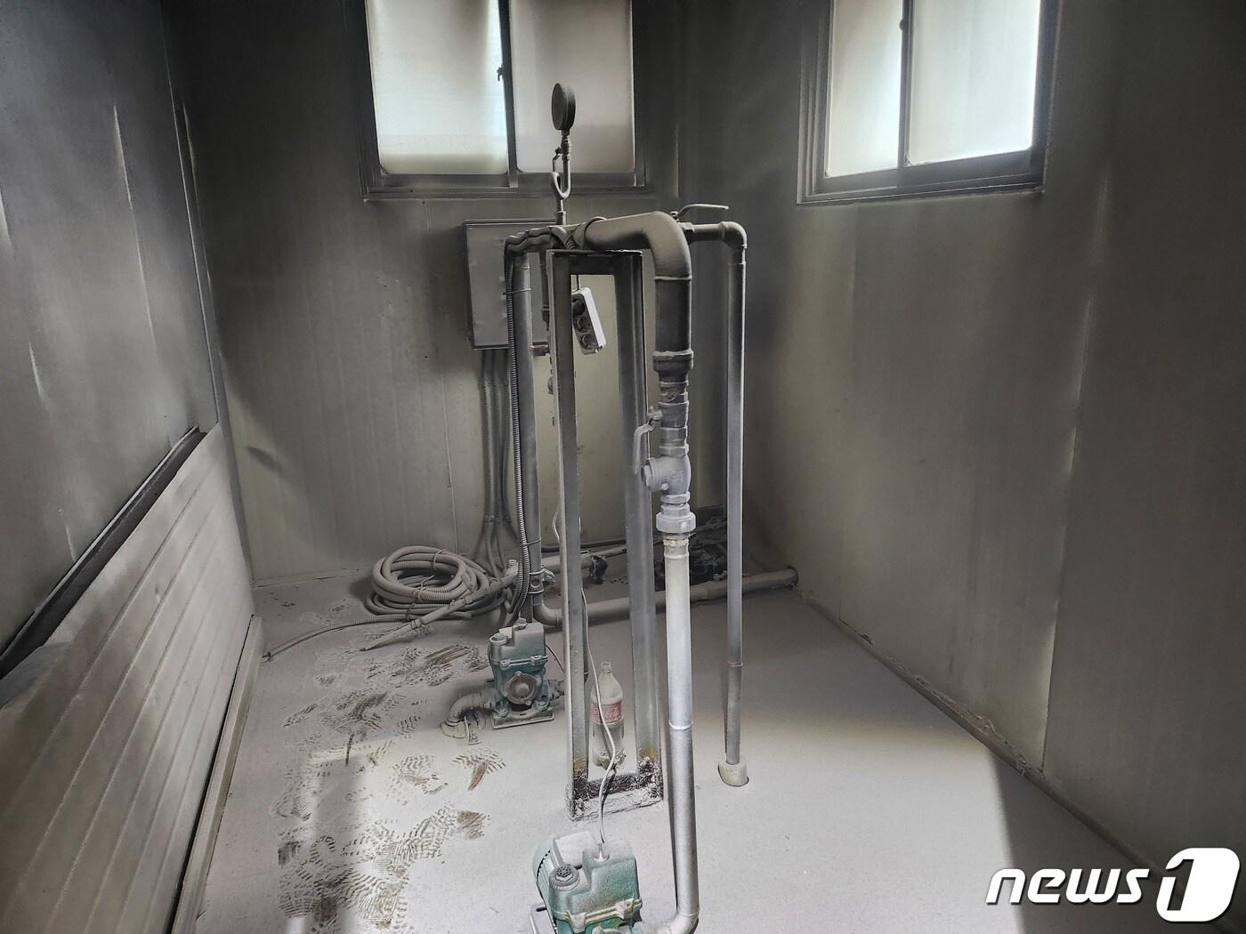 본문 이미지 - 12일 오후 4시20분쯤 광주덕남정수장 2차샘플링 변압기에서 불이 나 정수장 직원들이 자체 진화했다.2023.2.12./뉴스1