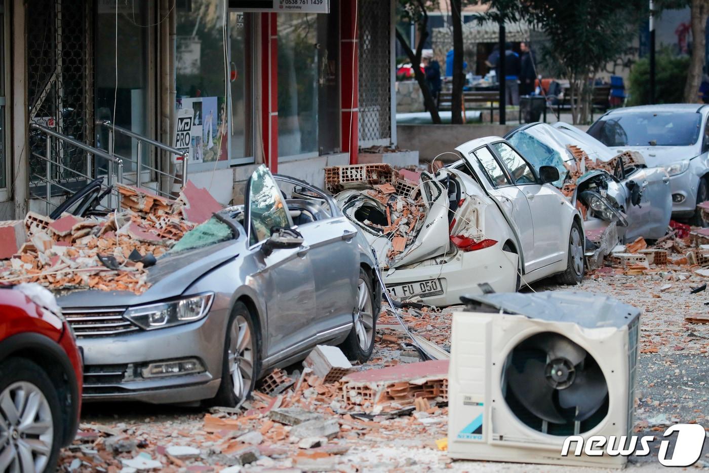 12일 (현지시간) 튀르키예 하타이 주 안타키아 지진 피해 현장에 차량이 파손돼 있다. 2023.2.12/뉴스1 ⓒ News1 김도우 기자