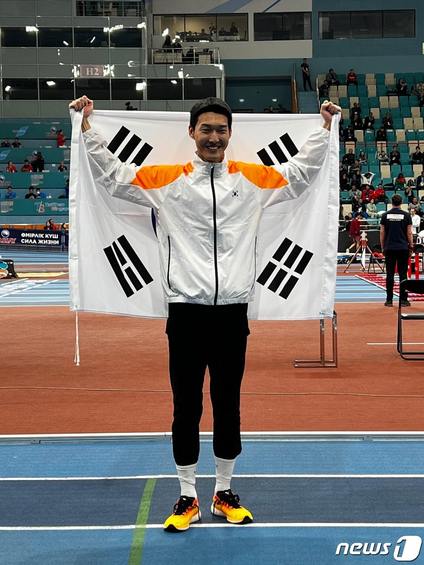 본문 이미지 - 아시아실내육상선수권대회에서 은메달을 수확한 우상혁 (대한육상연맹 제공)