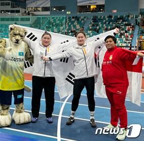 본문 이미지 - 지난 11일 카자흐스탄 아스타나에서 열린 제10회 아시아실내육상선수권 여자 포환던지기 결승에서 16m98을 기록해 우승을 차지한 정유선(오른쪽 두번째)과 16m45로 2위를 차지한 이수정(왼쪽 두번째)이 기념촬영을 하고 있다. (대한육상연맹 제공)2023.2.13/뉴스1