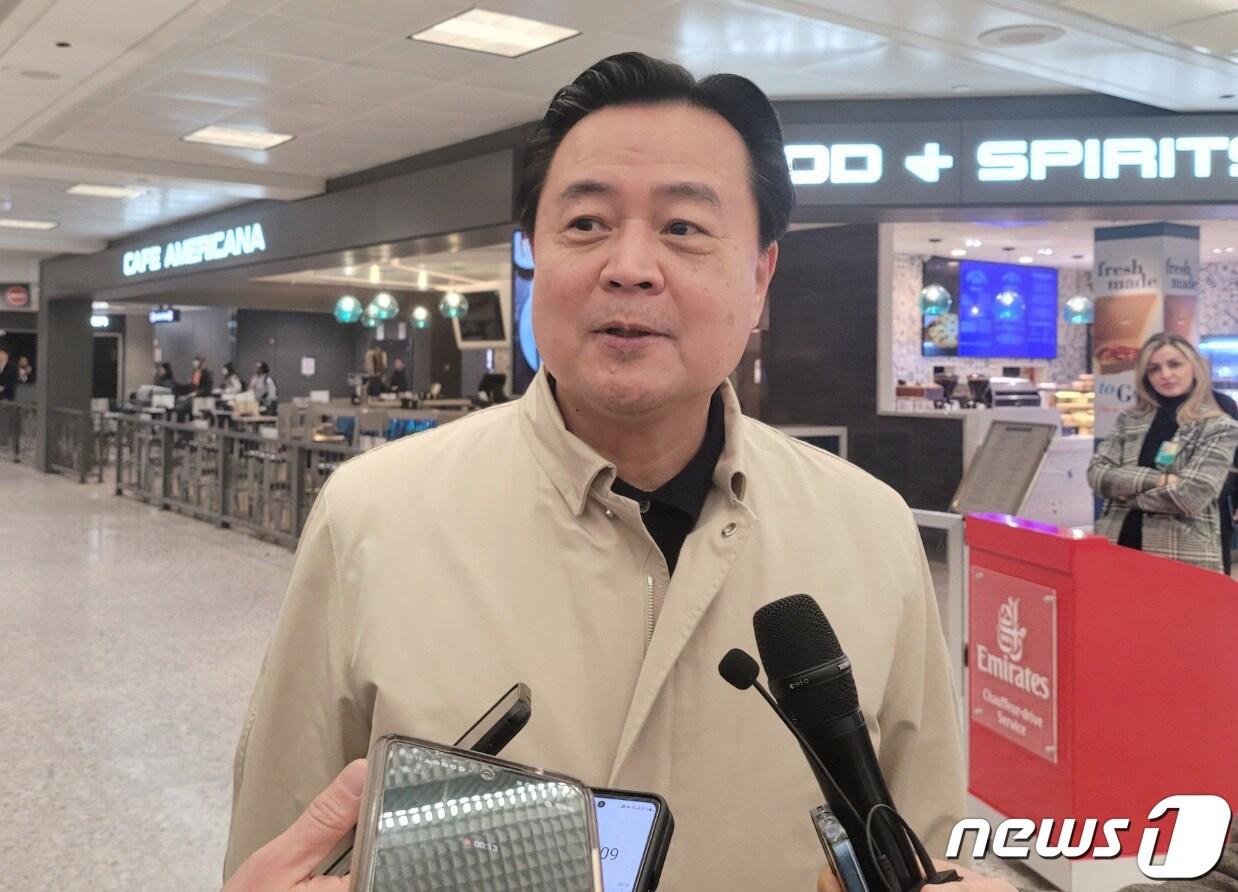 본문 이미지 - 한미일 외교차관협의회 참석차 미국을 방문한 조현동 외교부 1차관이 12일(현지시간) 워싱턴DC 인근 덜레스 국제공항에 도착해 특파원들과 질의응답을 하고 있다. ⓒ News1 김현 특파원