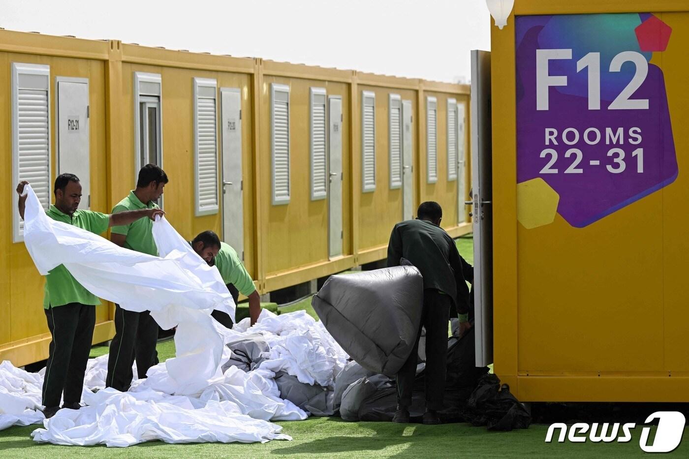 카타르 도하 알에마디 마을에서 직원들이 2022년 국제축구연맹(FIFA) 월드컵 대회를 앞두고 가설 숙소를 만들고 있다. 카타르는 이 가설 숙소와 카라반 1만여 대를 튀르키예와 시리아에 지원하기로 했다. 2022.11.09 ⓒ AFP=뉴스1 ⓒ News1 권진영 기자