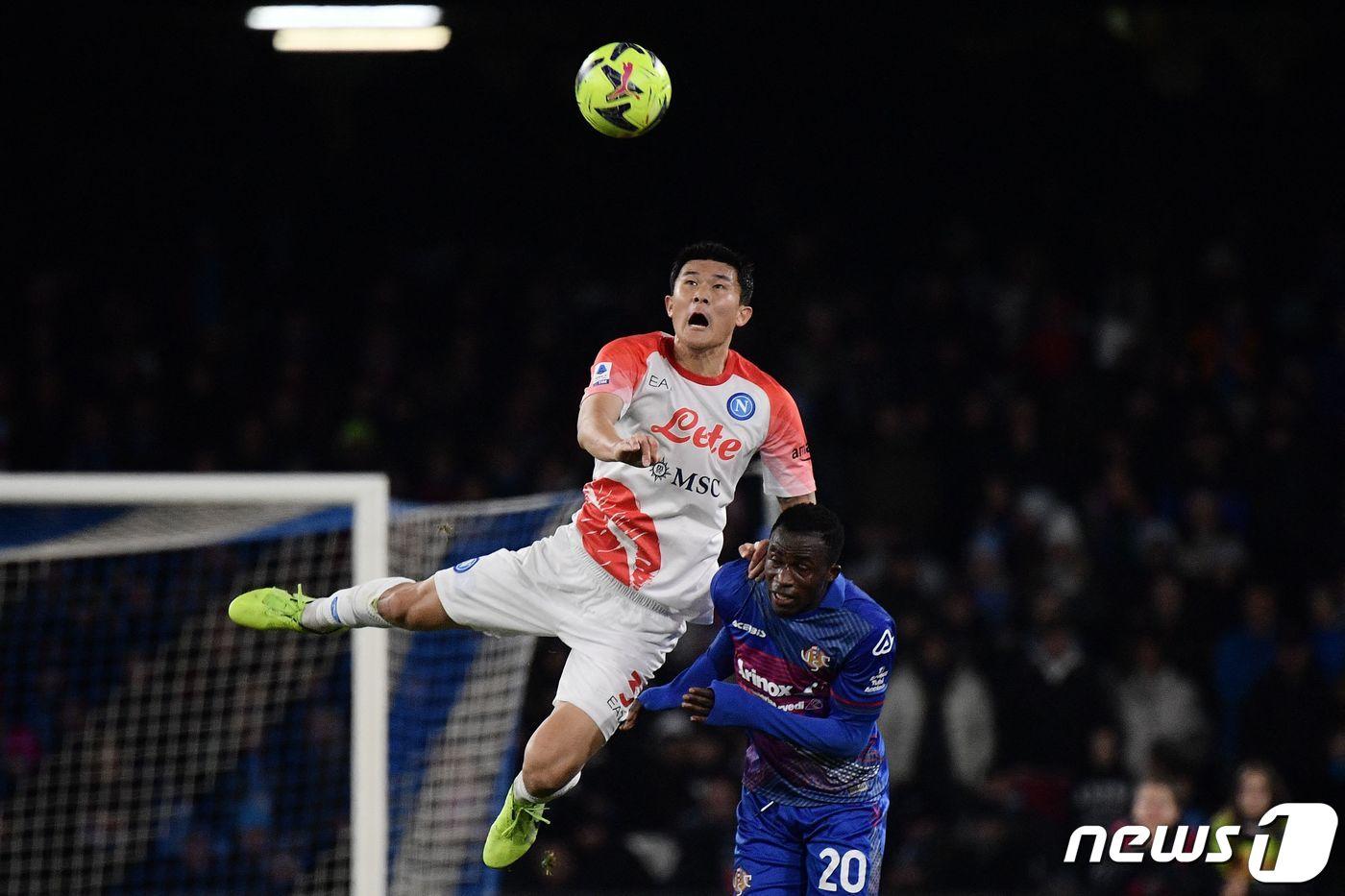공중 경합 중인 나폴리의 김민재(왼쪽) ⓒ AFP=뉴스1