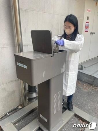 본문 이미지 - 대전보건환경연구원이 디지털 모기측정기로 매개모기를 조사하고 있다. (대전시 제공)/뉴스1