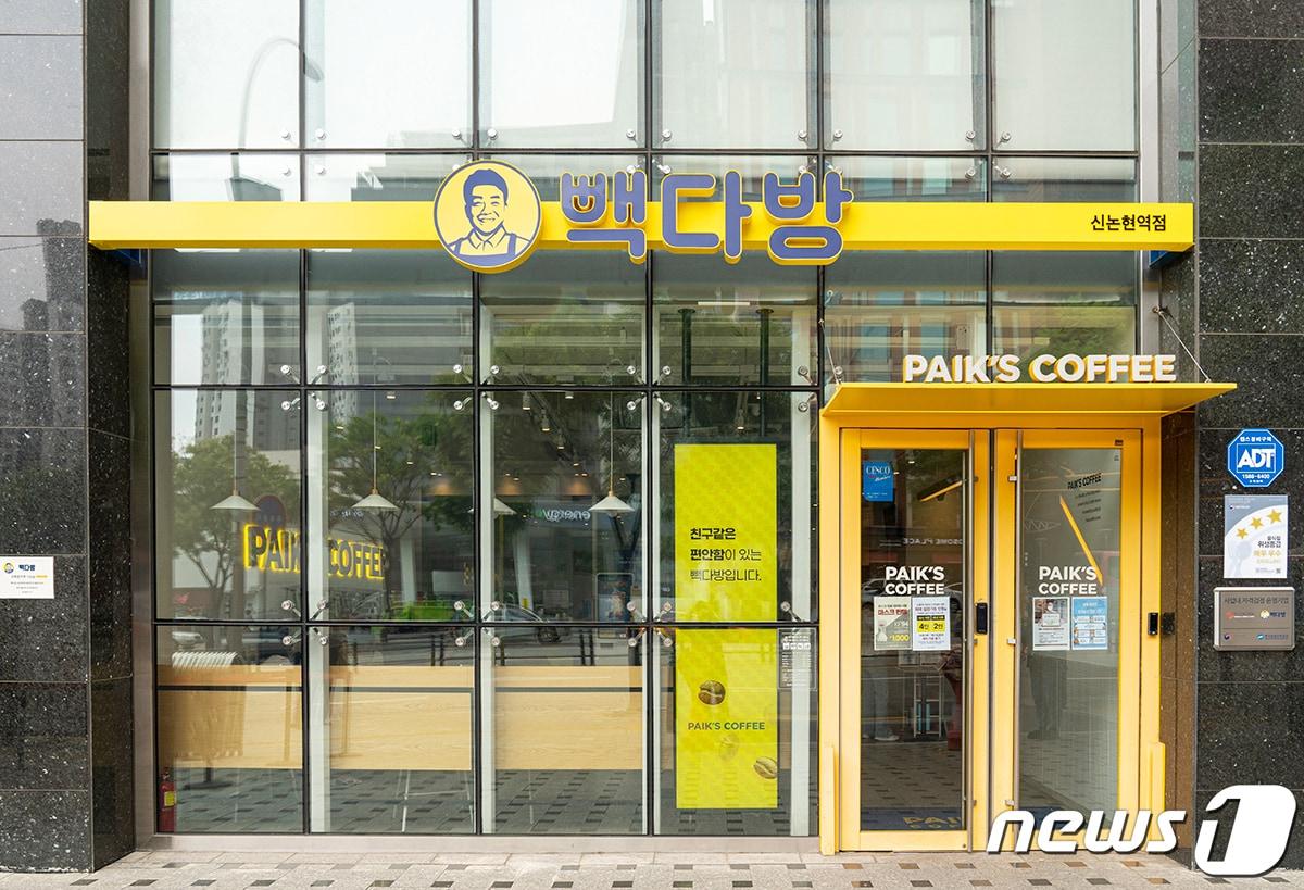 본문 이미지 - 빽다방 신논현역점 매장 외관.(더본코리아 제공)