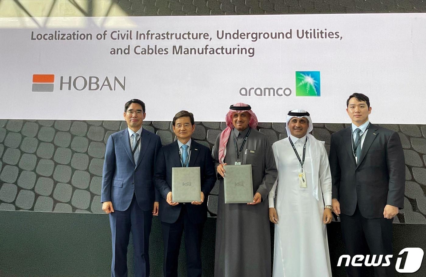 나형균 대한전선 사장&#40;왼쪽부터&#41;, 김선규 호반그룹 회장, 살렘 알 후레이쉬&#40;Salem A. Al-Huraish&#41; 아람코 조달 총괄 부사장, 무티브 알 하비&#40;Mutib A. Al-Harbi&#41; 아람코 코리아 대표, 김민성 호반산업 전무.&#40;호반건설 제공&#41;