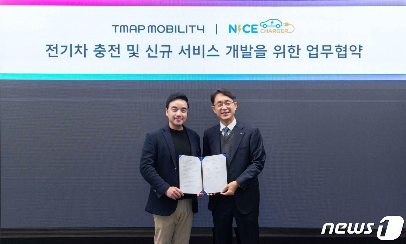 박서하 티맵모빌리티 퓨쳐 모빌리티 담당(왼쪽부터)과 백승엽 한국전자금융 EV사업본부장이 지난 10일 서울 중구 티맵모빌리티 본사에서 ‘전기차 충전 및 신규 서비스 개발을 위한 업무협약(MOU)’을 체결한 후 기념 촬영을 하고 있다.
