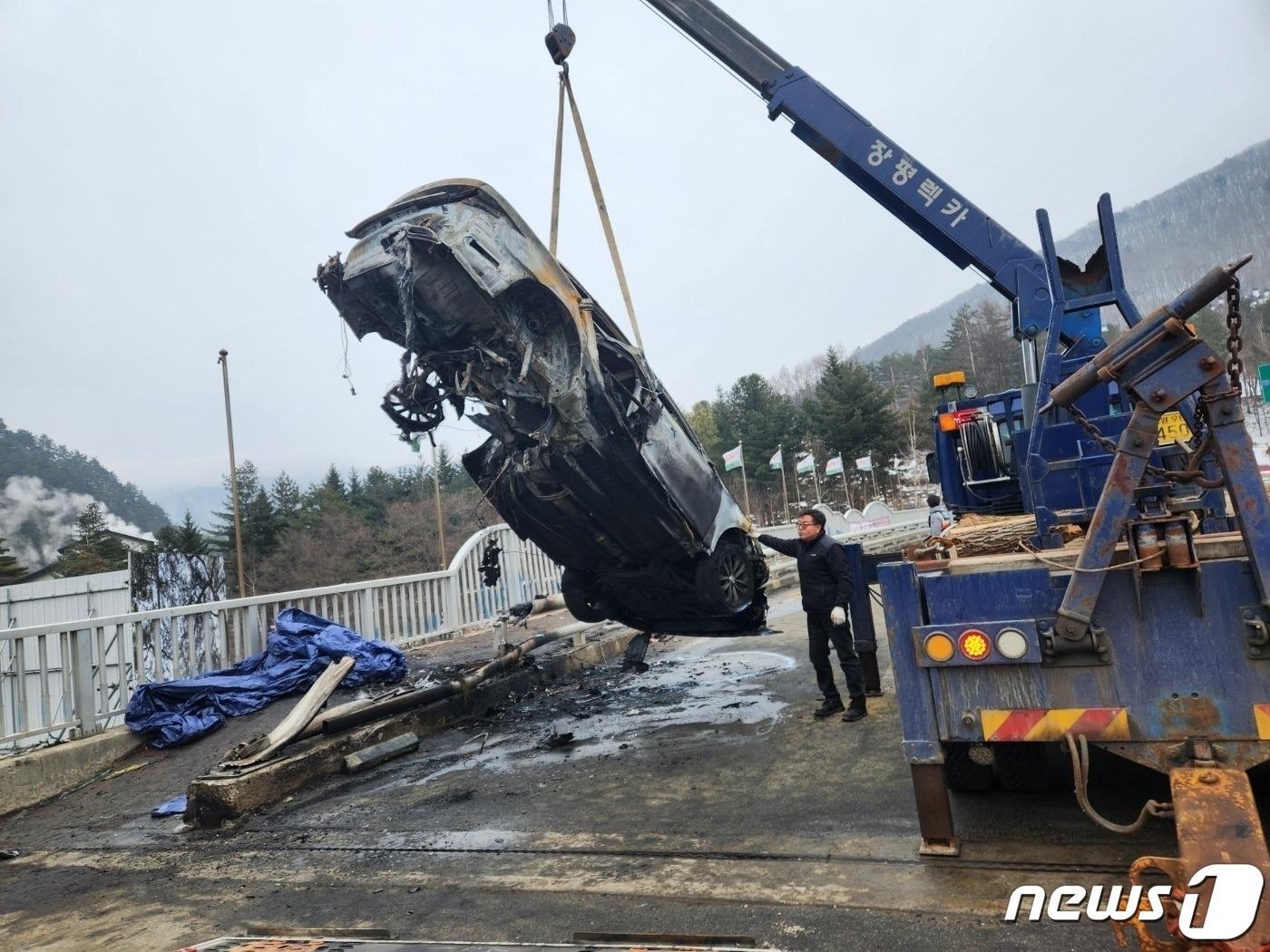 본문 이미지 - 12일 새벽 강원 평창군 대관령면에서 가드레일을 들이받은 뒤 화재에 휩싸인 그랜저 승용차. 이날 사고로 고려대 스키동아리 회원으로 파악된 대학생 5명이 숨졌다. (독자 송영훈씨 제공)2023.2.13/뉴스1 ⓒ News1 윤왕근 기자